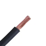Cable eléctrico de 25mm negro con aislante y conductor de cobre para alta conductividad.