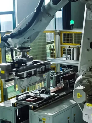 Brazo robótico automatizado en un entorno industrial eficiente de procesamiento de materias primas.