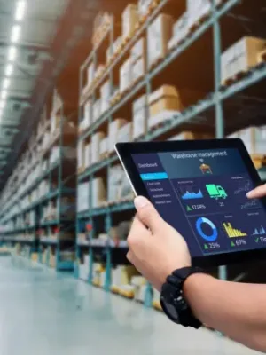Gestión avanzada de inventario en almacén mediante tablet y tecnología.