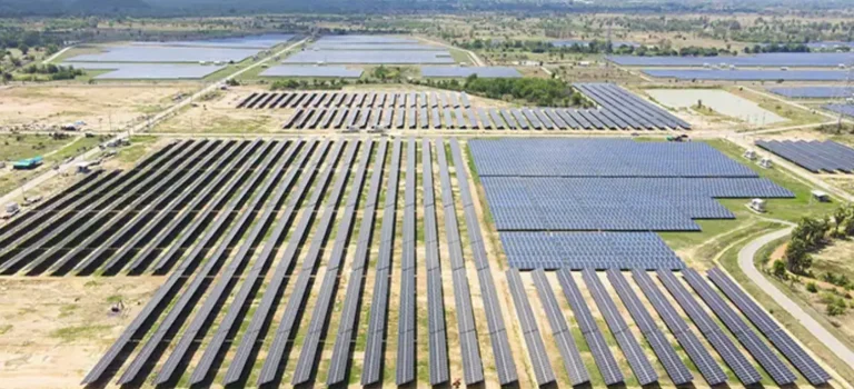 Finca solar extensa con paneles organizados, paisajes verdes y compromiso con la energía renovable.