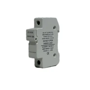 Conector eléctrico compacto 1000VDC 32A, ideal para aplicaciones industriales seguras y confiables.