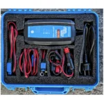 Cargador de batería Victron Energy en estuche portátil 12V, ideal para vehículos y embarcaciones.
