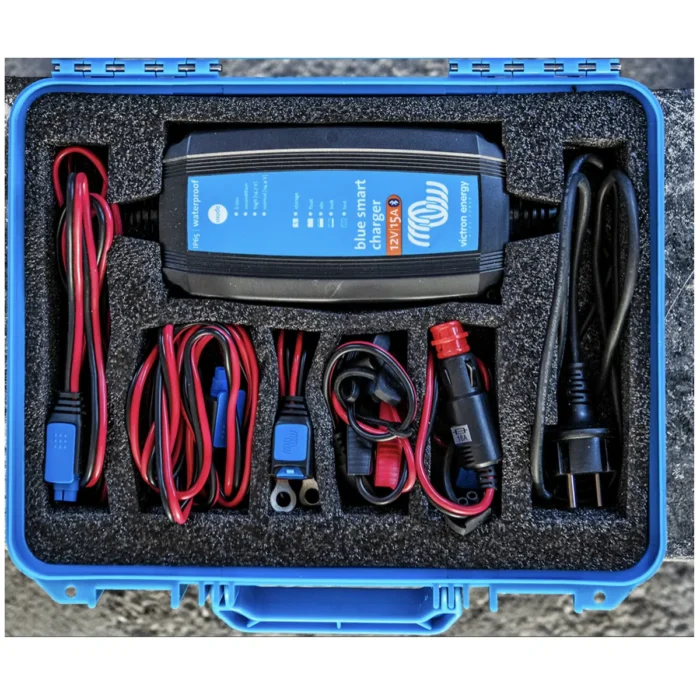 Cargador de batería Victron Energy en estuche portátil 12V, ideal para vehículos y embarcaciones.