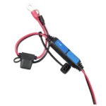 Dispositivo de gestión de batería para vehículos, con cables codificados y luces LED indicadoras.