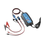 Cargador de batería Blue Smart con indicadores LED y conexiones versátiles para automóviles y embarcaciones.