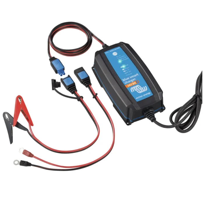 Cargador inteligente azul 24V 8A, ideal para mantenimiento de baterías y facilidad de uso.