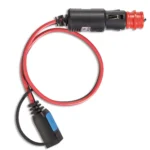 Adaptador de mechero para auto con cables, capucha roja y diseño duradero e intuitivo.