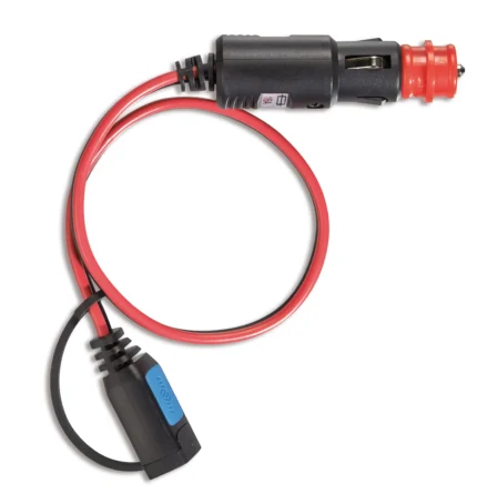 Adaptador de mechero para auto con cables, capucha roja y diseño duradero e intuitivo.