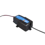 Cargador compacto de energía con panel LED y conexiones para baterías.