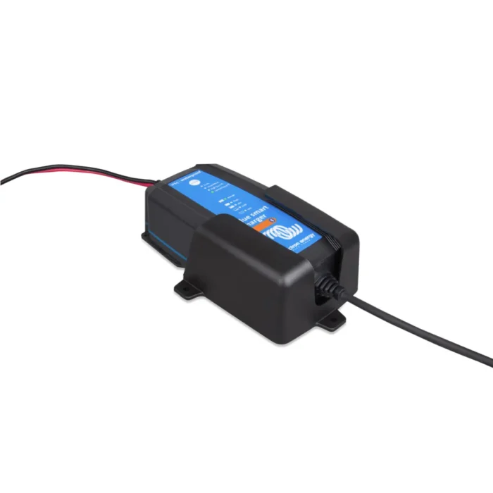 Cargador compacto de energía con panel LED y conexiones para baterías.