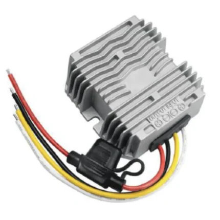Regulador de voltaje compacto con disipador de calor y conexiones codificadas por colores.