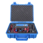 Estuche de herramientas azul con cargador de batería y cables organizados.