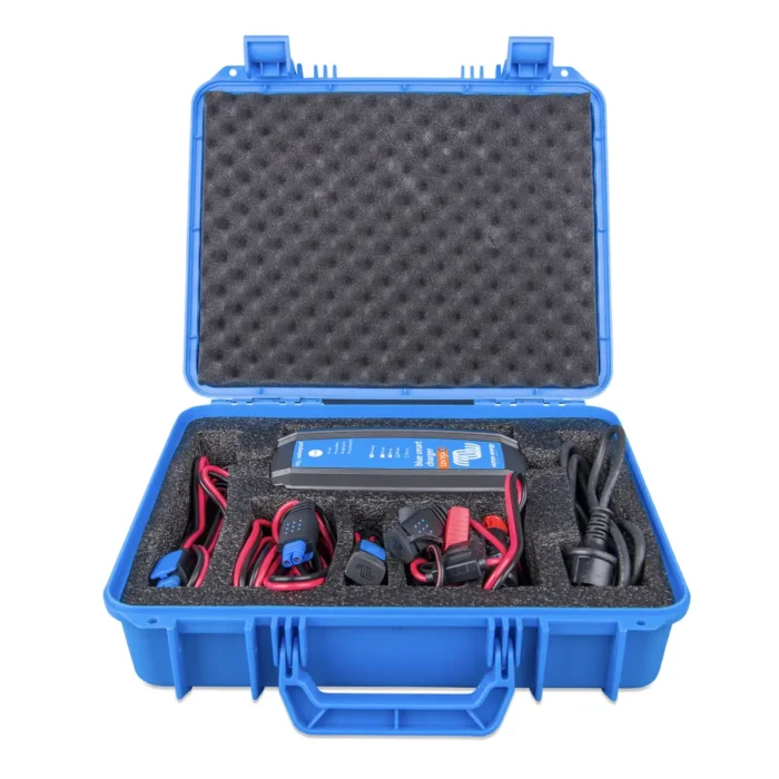 Estuche de herramientas azul con cargador de batería y cables organizados.