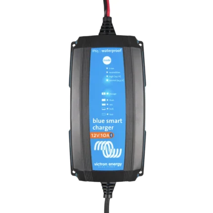 Cargador inteligente Victron Energy Blue para baterías 12V, 10A, resistente al agua.