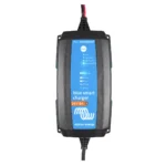 Cargador Victron Energy Blue Smart 24V 8A, compacto y resistente, ideal para baterías en exteriores.