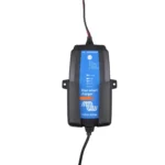 Cargador inteligente Blue de Victron Energy para baterías, conexión Bluetooth y diseño compacto.