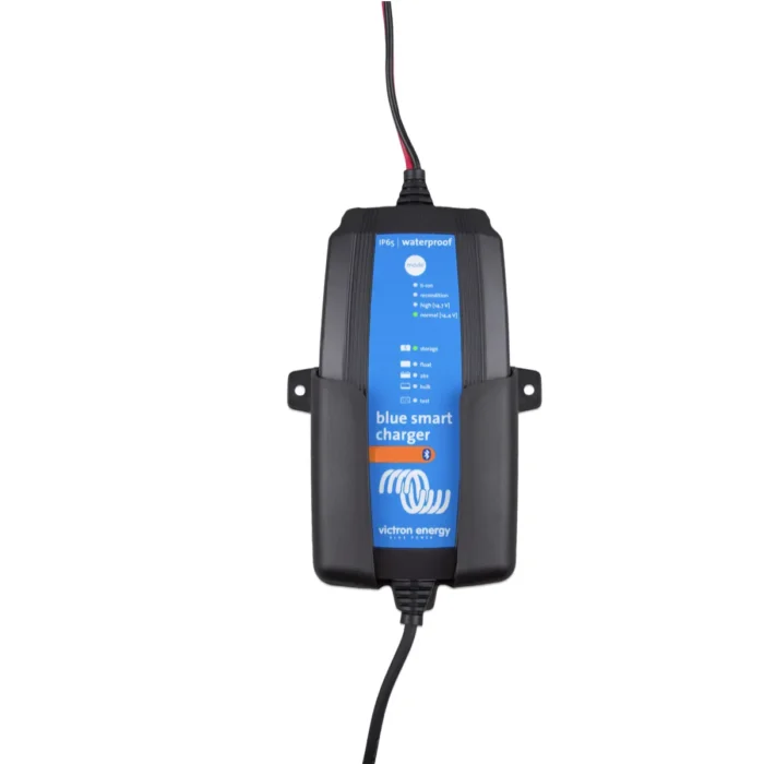Cargador inteligente Blue de Victron Energy para baterías, conexión Bluetooth y diseño compacto.