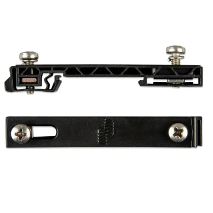 Componento negro de sujeción con tornillos metálicos y diseño funcional para montaje.