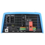 Panel trasero de inversor con conexiones de corriente, cargador y puertos para monitoreo remoto.