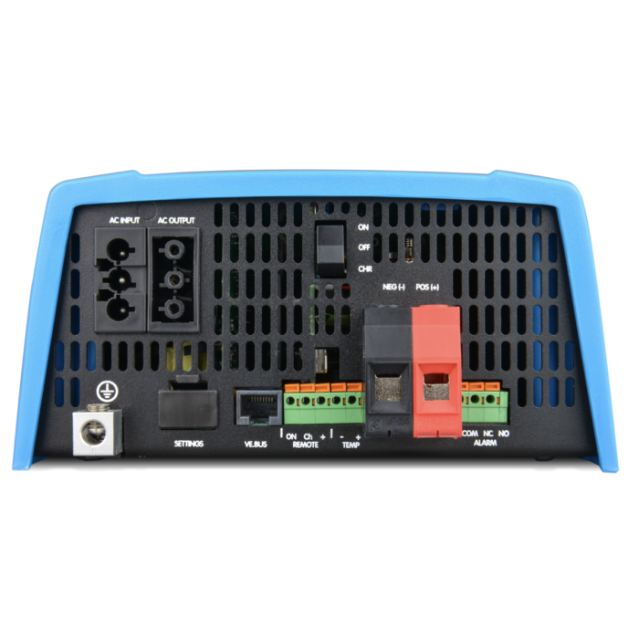 Panel trasero de inversor con conexiones de corriente, cargador y puertos para monitoreo remoto.