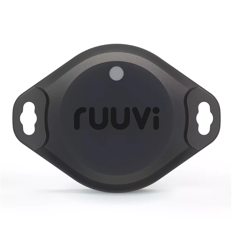 Dispositivo Ruuvi negro, moderno y portátil, ideal para monitoreo y seguimiento de datos.