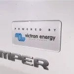 Materiales de Marketing Victron – Pack de Stickers "Powered by Victron Energy" (Caja x12) - Imagen 2