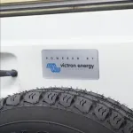 Materiales de Marketing Victron – Pack de Stickers "Powered by Victron Energy" (Caja x12) - Imagen 4