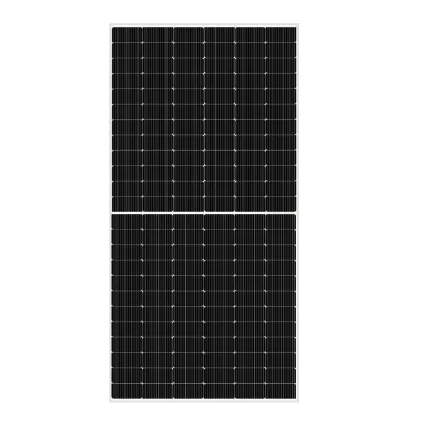 Panel solar negro con células fotovoltaicas, ideal para energía renovable y eficiencia energética.