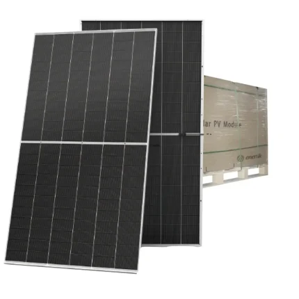 Paneles solares modernos listos para envío y almacenamiento en caja etiquetada Solar PV Modules.