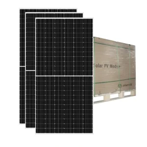 Paneles solares modernos y funcionales listos para la instalación en el sector energético renovable.