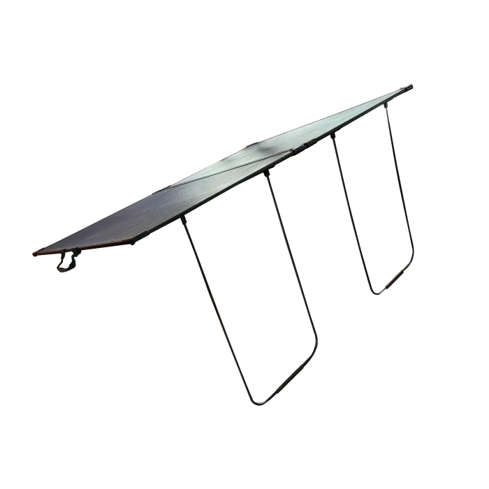 Mesa portátil elegante con patas curvadas y gancho funcional para múltiples usos.