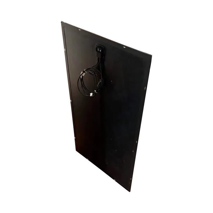 Panel negro moderno con conectores y cables, ideal para oficinas y decoración minimalista.