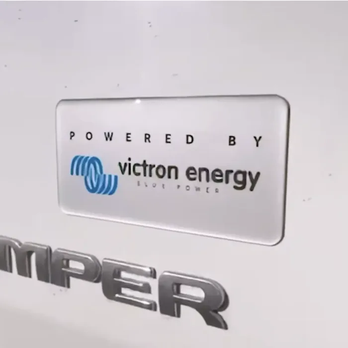 Materiales de Marketing Victron – Pack de Stickers "Powered by Victron Energy" (Caja x12) - Imagen 2