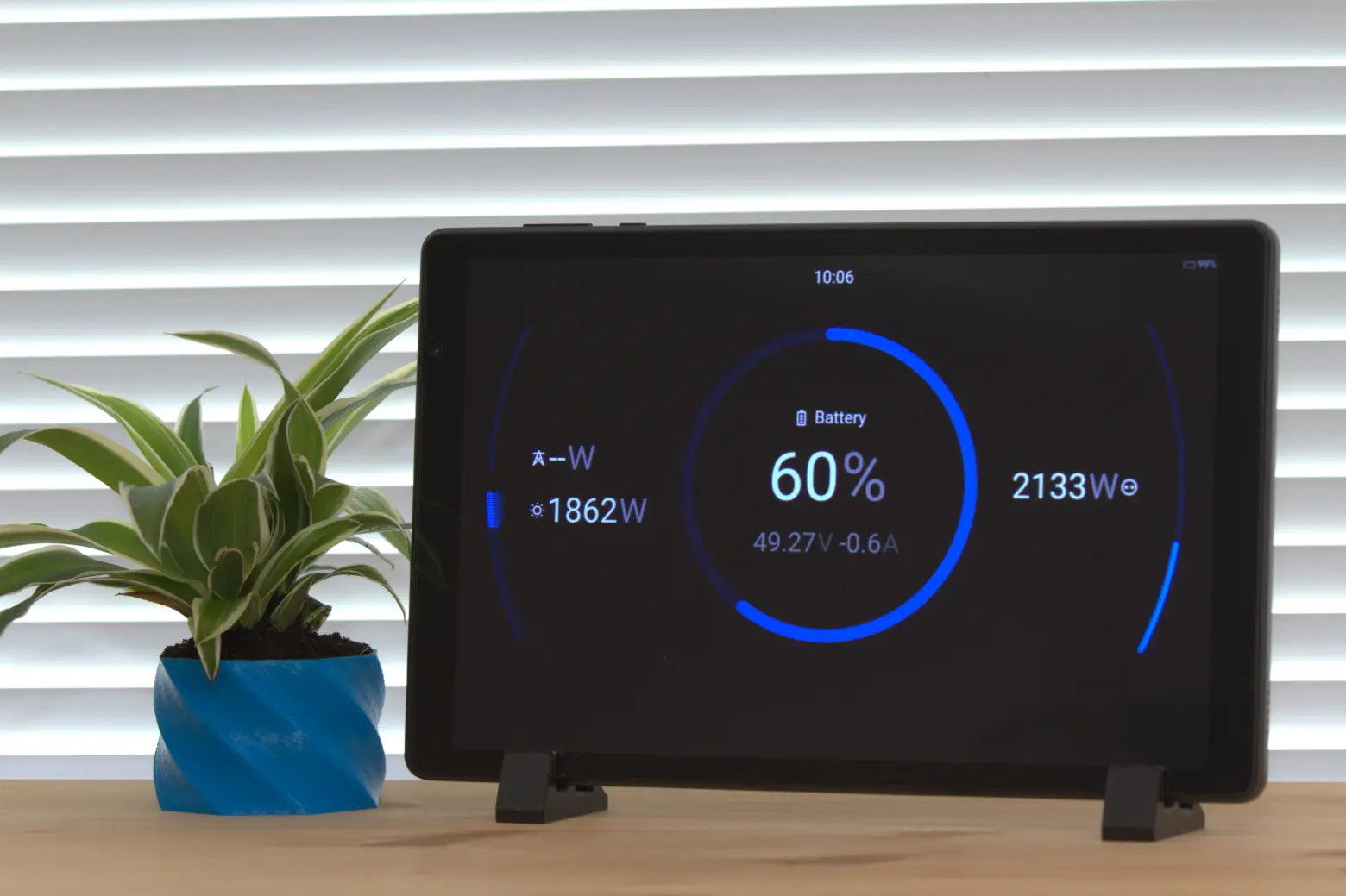 Tablet mostrando información de batería al 60% en un entorno moderno y acogedor.