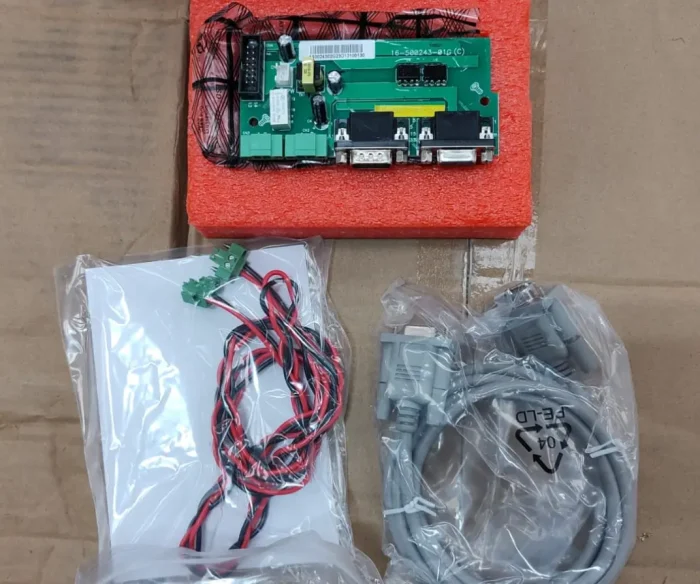 Conjunto de componentes electrónicos, PCB, cables y conectores para aplicaciones de comunicación y control.
