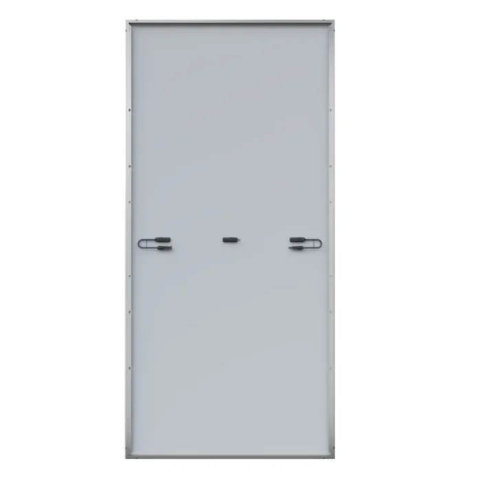Puerta moderna y minimalista de superficie gris claro con manijas negras y marco metálico.