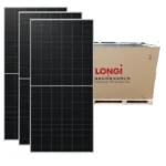 Paneles solares LONGi y caja de instalación para energía renovable eficiente.