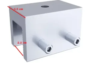 Bloque metálico mecánico compacto con pernos, ideal para uniones y montajes.