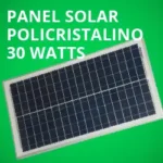 Panel solar policristalino de 30 watts sobre fondo verde, ideal para energía renovable.